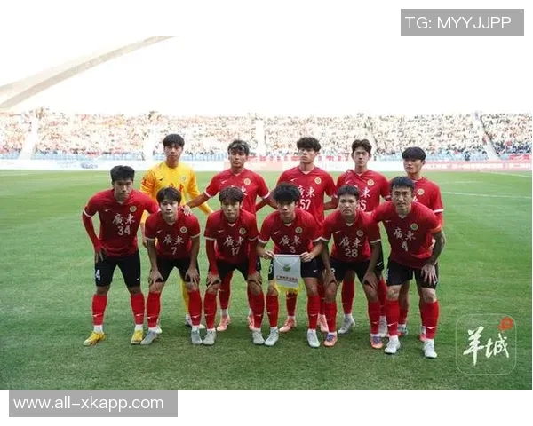 广东队追平中国香港陈伟禁区内巧妙过人后射门得分